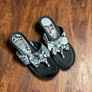 JRenee Low heel bow faux snake J Renee wedge thong sandal size 8 excellent